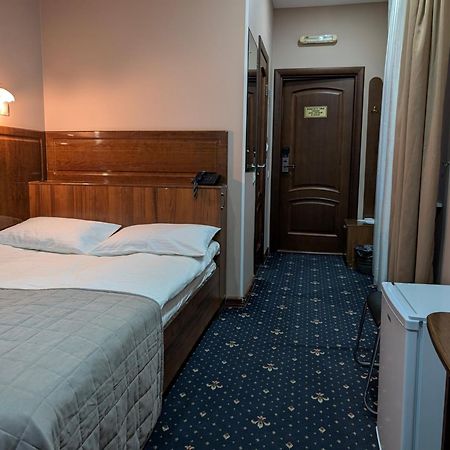 Victoria Hotel Uralsk Exterior foto