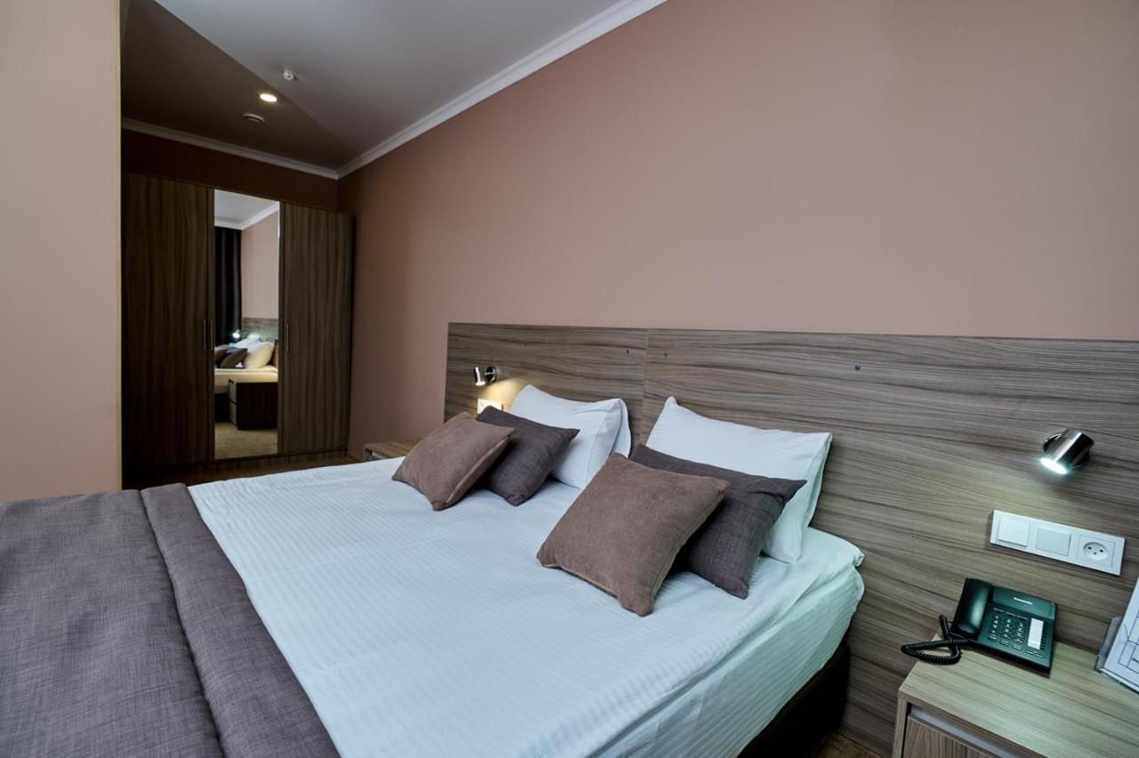 Victoria Hotel Uralsk Exterior foto