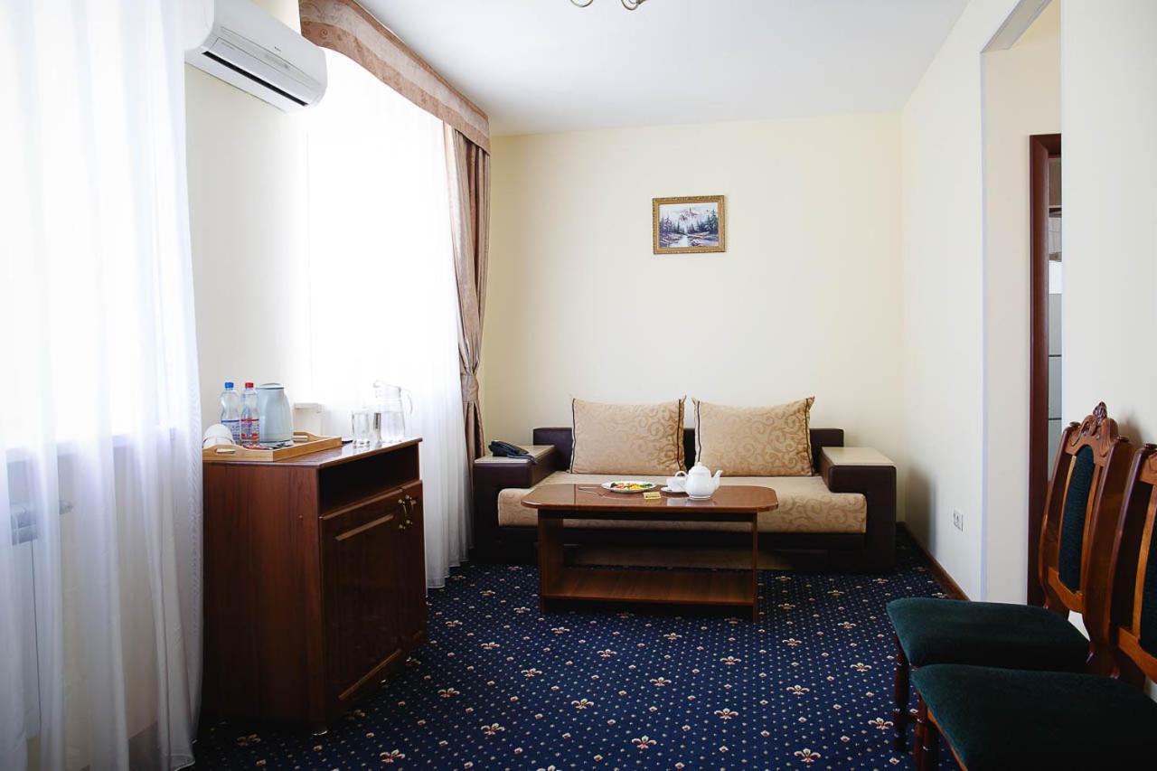 Victoria Hotel Uralsk Exterior foto