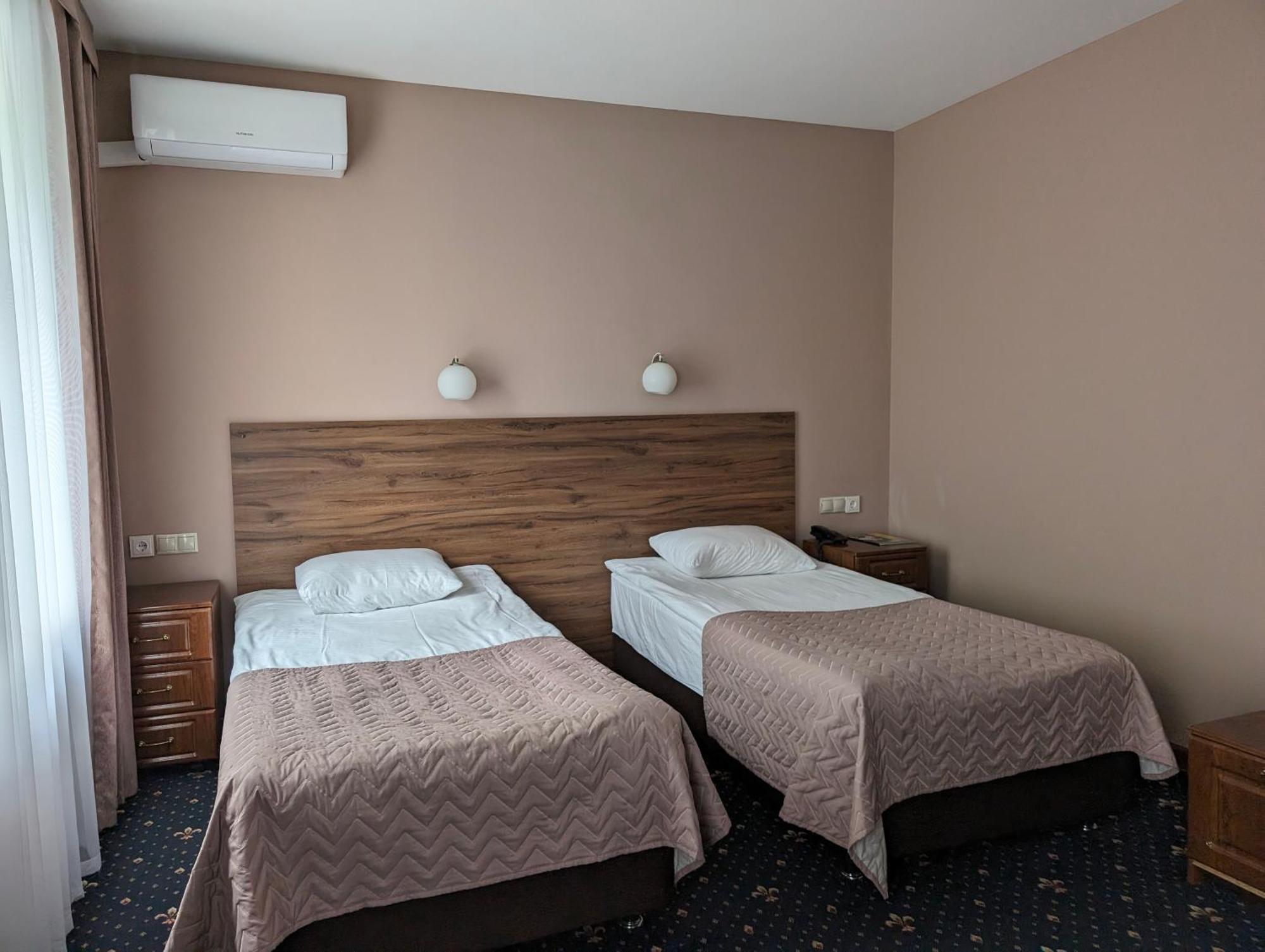 Victoria Hotel Uralsk Exterior foto